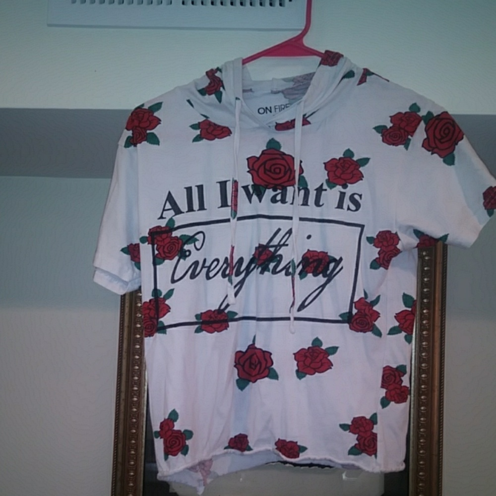 On Fire Juniors Large Rose cropped tee